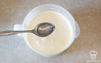 Продолжая взбивать, постепенно влейте воду.