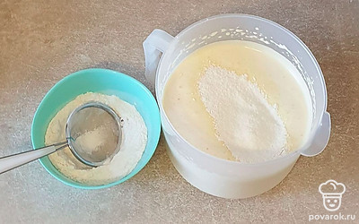 К яйцам просейте муку и разрыхлитель в несколько приемов. Аккуратно вмешайте муку лопаткой движениями верх, вниз.