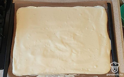 Противень застелите пергаментной бумагой. Пергамент можно смазать тонким слоем масла, чтобы он лучше отходил. Бисквит выпекайте в заранее разогретой духовке при 190 градусах в режиме «верх-низ» 8-10 минут.