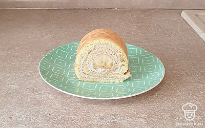 Из такого бисквита получается замечательный рулет. Его можно смазать кремом или повидлом, добавить фрукты. Дайте выпечке настояться несколько часов и подавайте, нарезав на порционные кусочки.