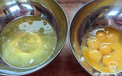 Аккуратно разделите белки от желтков, в желтки добавьте половину сахара и весь ванильный сахар, белки отставьте.