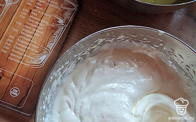 Взбивайте миксером до посветления и плотной массы желтки. 