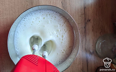 Венчики помойте, вытрите насухо, взбивайте белки на небольшой скорости, и когда масса начнёт густеть понемногу всыпайте оставшийся сахар и поднимайте скорость. Белки должны стоять твёрдыми пиками.