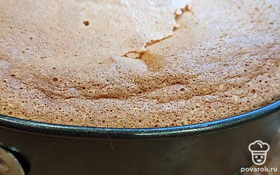 Вынимаете, оставляете остывать в форме, после остывания проходитесь ножом вдоль бортиков, освобождаете от формы. 