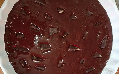 Переложить тесто в форму для выпечки, поломать шоколадку и выложить хаотично на тесто. Поставить в духовой шкаф на 35 минут при 170 градусах.