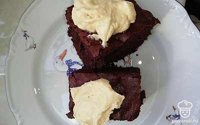 Подаю, нарезав на кусочки, с кофейным кремом. Приятного аппетита. 