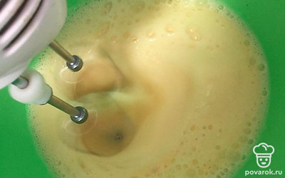 Подготавливаем все продукты, они должны быть комнатной температуры (это больше относится к яйцам). Включаем духовку что бы разогреть до 170 градусах.
Разбиваем яйца и начинаем взбивать минут 5.