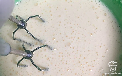 Не переставая взбивать в 3 захода добавляем сахар и ванильный сахар и взбиваем мин 5 пока масса как следует не увеличится в объёме и не раствориться сахар.