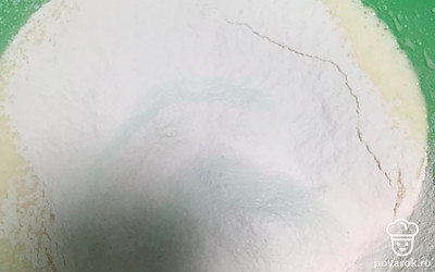 В муку добавляем разрыхлитель, перемешиваем и все просеиваем в яичную смесь, аккуратно перемешиваем.