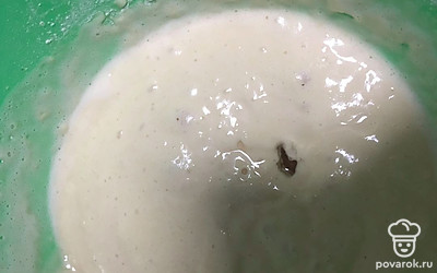 Добавляем масло и кипяток, все перемешиваем и выливаем в подготовленную форму. Если у вас разъемное кольцо то можно обернуть фальшей дно, что бы тесто не вытекло.