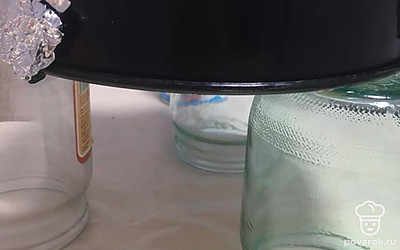 Когда пирог приготовился достаём из духовки и ставим в перевёрнутом виде на банки, что бы бисквит не осел. Оставляем минут на 10.