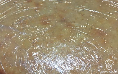 Далее достаём и тёплый заворачиваем в пищевую пленку и отправляем на 6 часов или на ночь в холодильник на дозревание. Сегодня мне его удалось спрятать в холодильник, но чаще случается, что дети начинают есть еще тёплый, говорят и так вкусно!