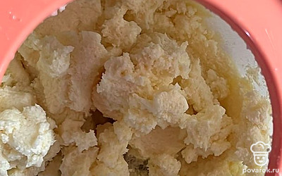 Размягченное сливочное масло взбиваем с сахаром. 