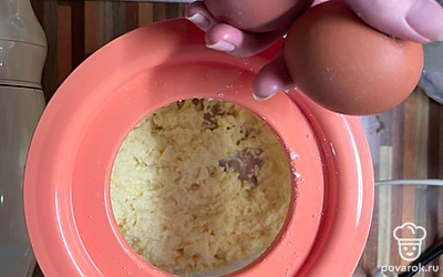 Далее добавляем яйца, вбивая по одному.