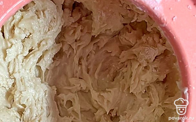 Затем добавляем муку, разрыхлитель, тёплое молоко и хорошо взбиваем.