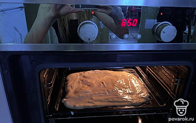 Ставим в духовку на 180 градусов до готовности (быстро готовится, поэтому следим, чтобы бисквит не подгорел).