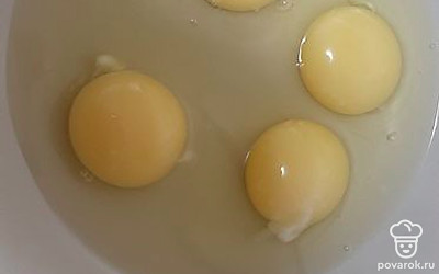 Разбить 4 яйца в глубокую тарелку.