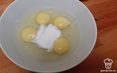 Добавить разрыхлитель и перемешать.