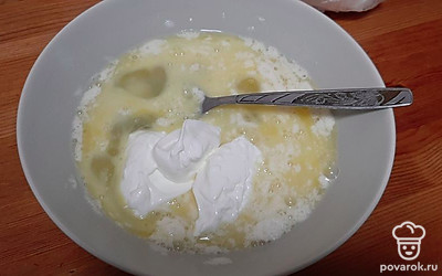 Добавить 3 столовые ложки сметаны и все перемешать.