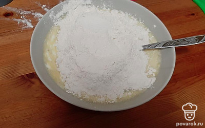 Добавить 1 стакан муки.