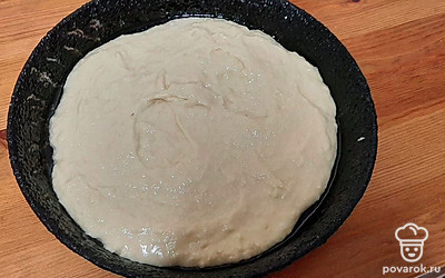 Полученную массу выложить в сковороду, предварительно смазанную слоем растительного масла.