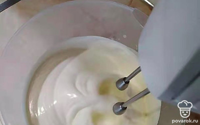 Взбивать яйца с сахаром миксером на максимальной скорости не меньше 10 минут, чтобы масса увеличилась в два раза.