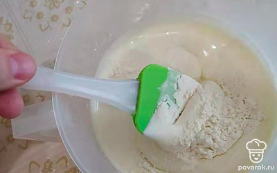 Смешать муку и разрыхлитель, просеять в яичную массу и аккуратно вымесить лопаткой. Не миксером! 