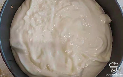 Дно формы застелить пергаментной бумагой, бока ничем не смазывать, иначе бисквит не поднимется. Выложить массу в форму и выпекать в заранее разогретой до 190 градусов духовке 30-40 минут. Время зависит от вашей духовки. 