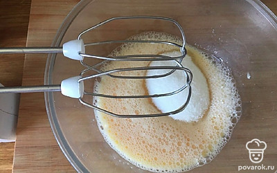 Добавьте сметану и снова взбейте до однородности.