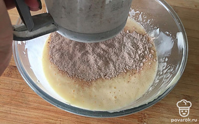 Просейте сухие ингредиенты в миску к жидким. Мука дополнительно обогатится воздухом, а бисквит будет пышным.