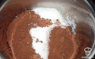 Смешиваем муку, соду, сахар и какао.