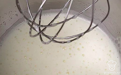 Взбиваем миксером яйца, далее к ним добавляем молоко и масло.