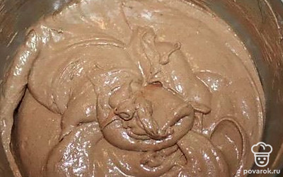 Смешиваем все ингредиенты и добавляем кипяток. Доводим тесто до однородности.