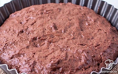 Выкладываем тесто в форму для запекания и отправляем в духовку на 50-60 минут при температуре 160-180 градусов.