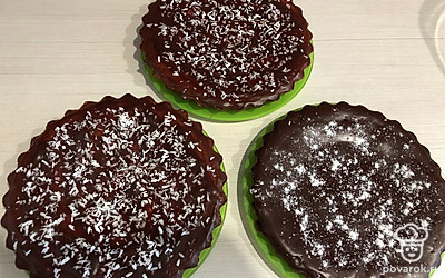 Перед подачей на стол растопите шоколад на водяной бане и полейте им бисквит. Остывший шоколад можно посыпать сахарной пудрой или кокосовой стружкой.