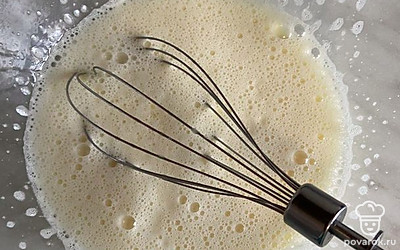 Добавить растопленное сливочное масло, молоко. Перемешать.