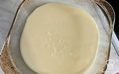 Тесто вылить в форму для запекания и отправить в разогретую до 180 градусов духовку на 25 минут.