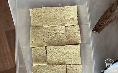 Бисквит разрезать пополам и на брусочки или произвольно. Разложить в один слой в форму. Смазать кремом. Выложить вторым слоем бисквит и также смазать кремом. Сверху можно посыпать измельченным бисквитом и орешками. Отправить в холодильник до пропитки на 3 часа.