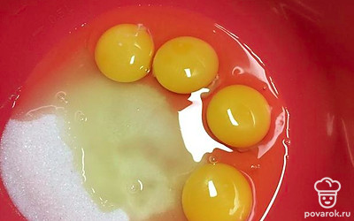 Яйца взбейте с сахаром до плотной пышной массы минут 10.