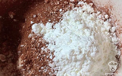 Сухие ингредиенты смешайте и просейте через сито. 