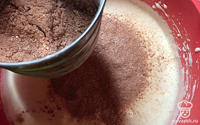 Добавьте аккуратно, в два приема, пышную массу к сухим ингредиентам. 