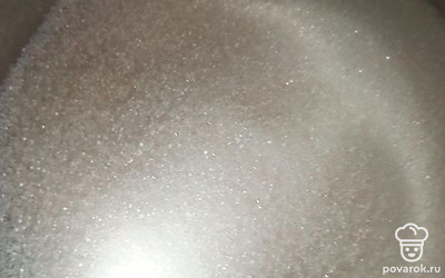 Высыпаем 150 грамм сахара в сотейник.