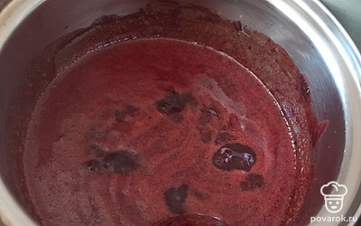 Доводим смесь до кипения, перемешивая венчиком. И убираем с огня даём остыть.