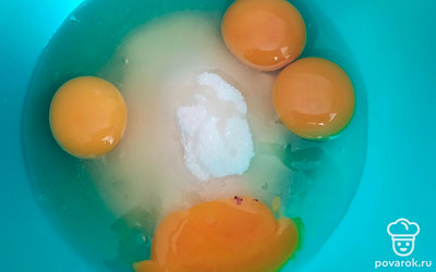 Разбиваем яйца и высыпаем 50 грамм сахара муку и разрыхлитель.