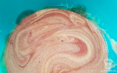 Аккуратно добавляем остывшую массу. И также перемешиваем.