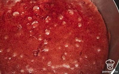 Выливаем в форму и палочкой проводим чтобы не было пузырьков. У меня форма 19 сантиметров на 3 коржа. Форму можно смазать маслом и обернуть фольгой снизу. и накрыть также сверху. Ставим в духовку на 50 минут при 160 градусах.