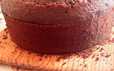 Вытаскиваем бисквит даем ему остыть а потом аккуратно разрезаем ножницами края. Бисквит готов!