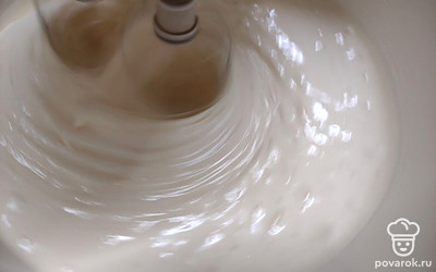 Яйца комнатной температуры взбить с сахаром и ванильным сахаром до увеличения в объёме в три раза, примерно 10-12 минут. 