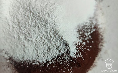 Просеять сухие ингредиенты, аккуратно лопаткой ввести их в яичную смесь. 