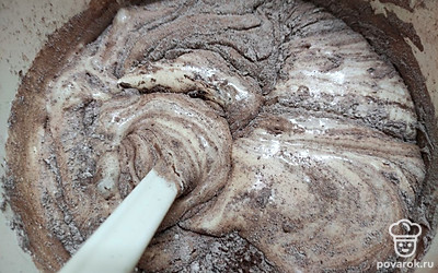 Добавить растительное масло, аккуратно перемешать лопаткой, в последнюю очередь добавить кипяток, перемешать до однородности. Перелить в форму для запекания (у меня 20 сантиметров диаметром), выпекать при температуре 160 градусов до готовности, примерно 40-45 минут. Готовый бисквит охладить на решетке в перевёрнутом виде. 